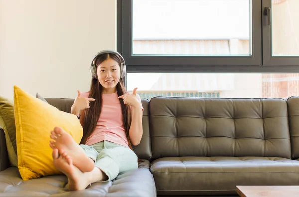 Jong Aziatische Vrouw Gevoel Gelukkig Verrast Trots Wijzend Naar Zichzelf — Stockfoto