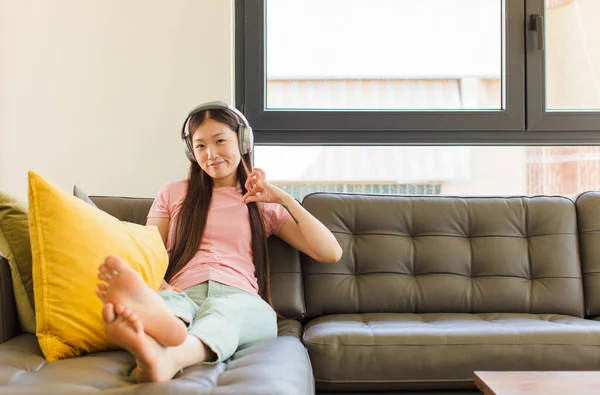 Joven Asiático Mujer Buscando Arrogante Exitoso Positivo Orgulloso Apuntando Mismo — Foto de Stock