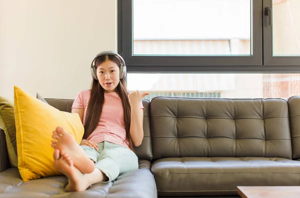 Jonge Aziatische Vrouw Kijken Verbaasd Ongeloof Wijzen Naar Object Zijkant — Stockfoto