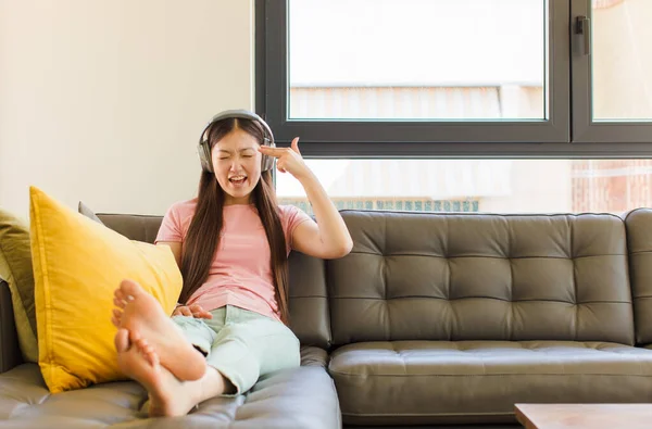 Jonge Aziatische Vrouw Kijken Ongelukkig Gestresst Zelfmoord Gebaar Maken Pistool — Stockfoto