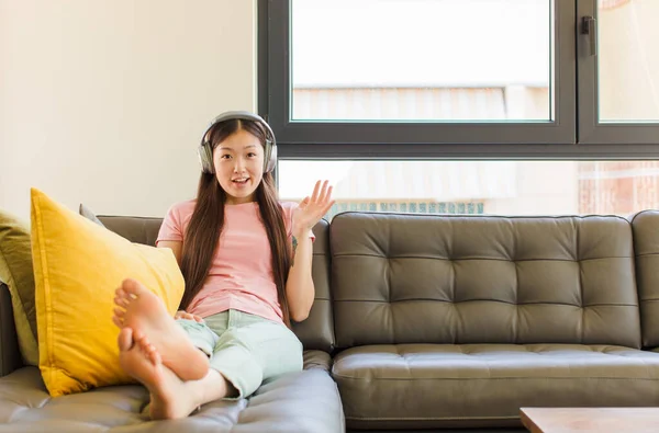 Ung Asiatisk Kvinna Känner Sig Glad Överraskad Och Glad Ler — Stockfoto