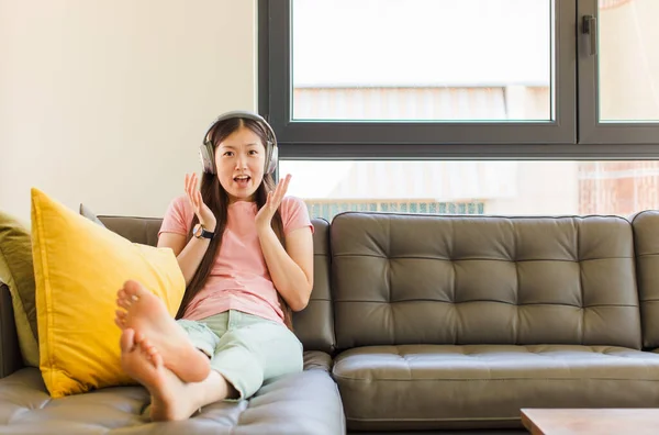 Jonge Aziatische Vrouw Zoek Wanhopig Gefrustreerd Gestresst Ongelukkig Geïrriteerd Schreeuwen — Stockfoto