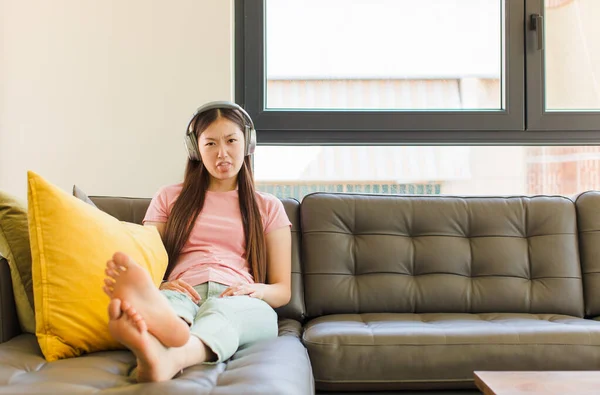 Joven Asiático Mujer Sintiéndose Disgustado Irritado Palanca Lengua Disgustando Algo — Foto de Stock