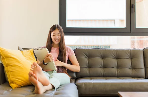 Ung Asiatisk Kvinna Skrattar Högt Något Lustigt Skämt Känner Sig — Stockfoto