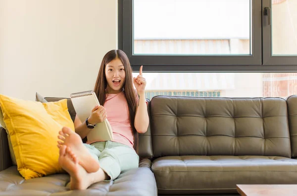 Ung Asiatisk Kvinna Känner Sig Som Glad Och Upphetsad Geni — Stockfoto
