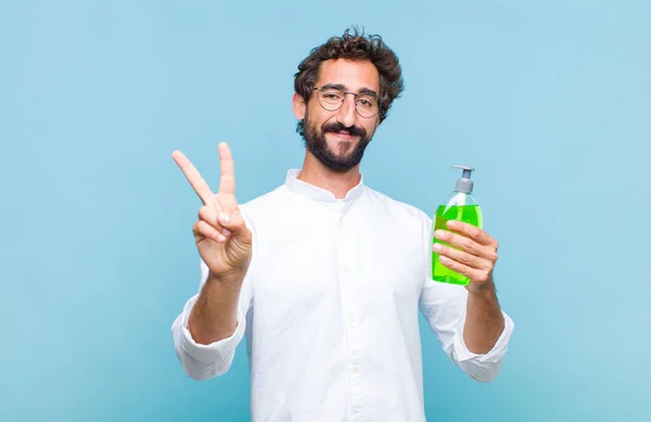 Jovem Barbudo Sorrindo Olhando Feliz Despreocupado Positivo Gesticulando Vitória Paz — Fotografia de Stock