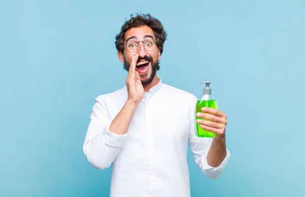 Jovem Barbudo Sentindo Feliz Animado Positivo Dando Grande Grito Com — Fotografia de Stock