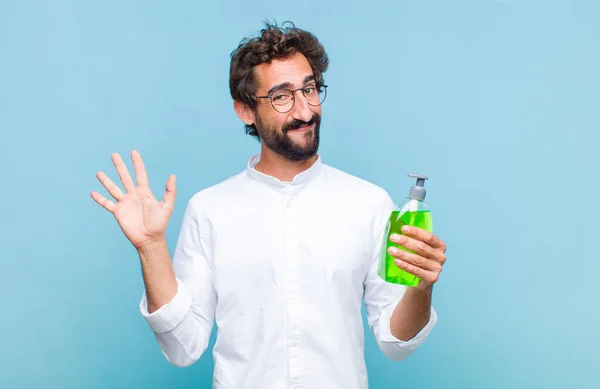 Jovem Barbudo Sorrindo Feliz Alegremente Acenando Mão Acolhendo Cumprimentando Você — Fotografia de Stock