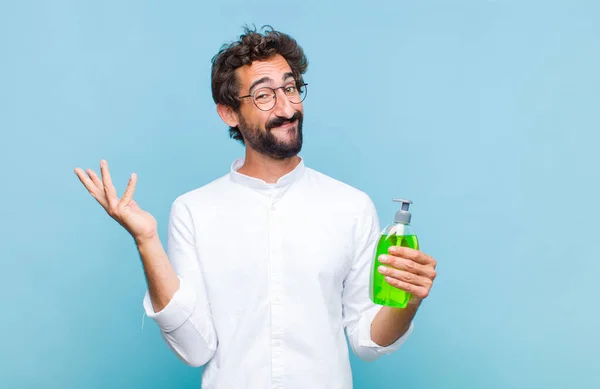 Ung Skäggig Man Känner Sig Glad Överraskad Och Glad Ler — Stockfoto