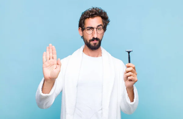 Giovane Uomo Barbuto Che Sembra Serio Severo Scontento Arrabbiato Mostrando — Foto Stock