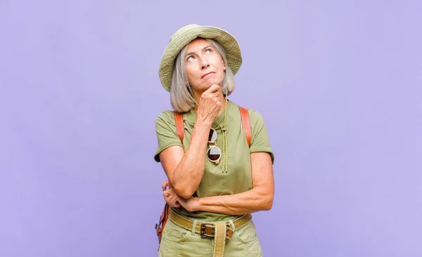Mujer Mediana Edad Pensando Sintiéndose Dudosa Confundida Con Diferentes Opciones — Foto de Stock