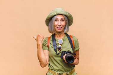 Orta yaşlı kadın inançsızlıktan şaşkın şaşkın bakıyor, yan taraftaki objeyi işaret ediyor ve diyor ki: