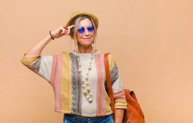 Orta yaşlı bir kadın kafası karışık ve şaşkın hissediyor. Deli, deli ya da aklını kaçırmış olduğunu gösteriyor.