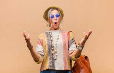 Orta yaşlı bir kadın inanılmaz bir sürprizle şaşkın ve şaşkın.