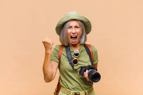 Frau Mittleren Alters Schreit Aggressiv Mit Wütendem Gesichtsausdruck Oder Mit — Stockfoto