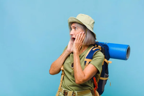 Middelbare Leeftijd Vrouw Zich Gelukkig Opgewonden Verrast Voelen Kijken Naar — Stockfoto