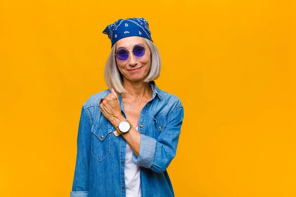 Mulher Meia Idade Sentindo Feliz Positiva Bem Sucedida Motivada Enfrentar — Fotografia de Stock