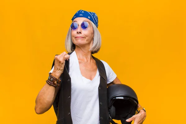 Orta Yaşlı Bir Kadın Kibirli Başarılı Pozitif Gururlu Görünüyor — Stok fotoğraf