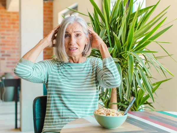 Orta Yaşlı Bir Kadın Stresli Endişeli Endişeli Korkmuş Elleri Başının — Stok fotoğraf