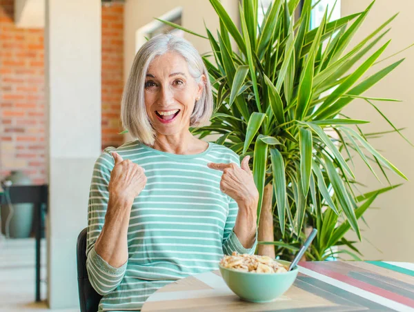 Orta Yaşlı Bir Kadın Mutlu Şaşkın Gururlu Hissediyor Heyecanlı Şaşkın — Stok fotoğraf