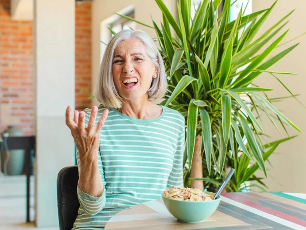 Orta Yaşlı Bir Kadın Sinirli Sinirli Sinirli Görünüyor Senin Neyin — Stok fotoğraf