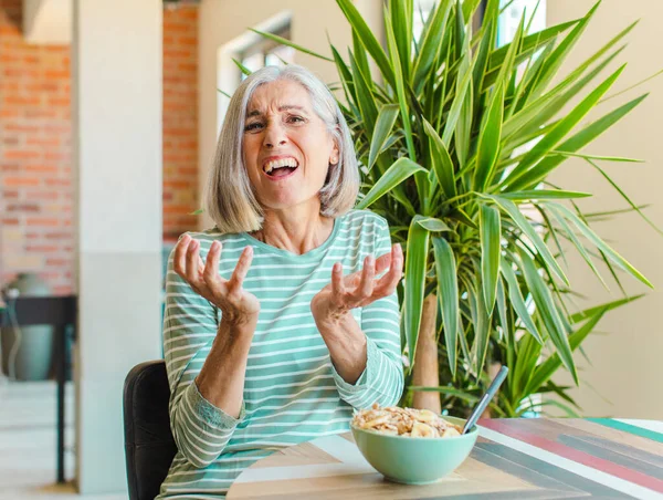 Orta Yaşlı Kadın Umutsuz Sinirli Görünüyor Stresli Mutsuz Sinirli Bağırıyor — Stok fotoğraf