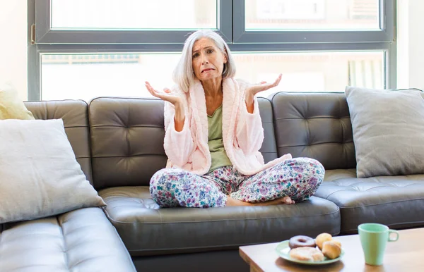Orta Yaşlı Kadın Şaşkın Şaşkın Hissediyor Şüpheci Farklı Seçenekleri Tartıyor — Stok fotoğraf