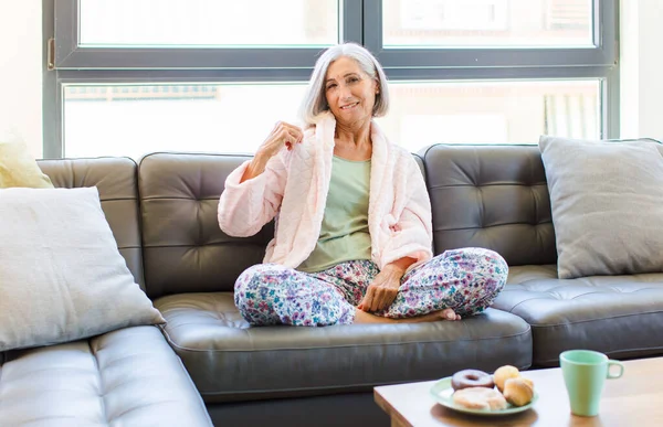 Orta Yaşlı Bir Kadın Kibirli Başarılı Pozitif Gururlu Görünüyor — Stok fotoğraf