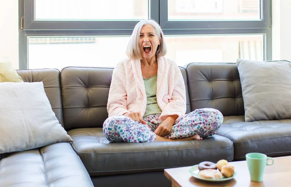 Žena Středního Věku Křičí Agresivně Vypadá Velmi Rozzlobeně Frustrovaně Rozhořčeně — Stock fotografie