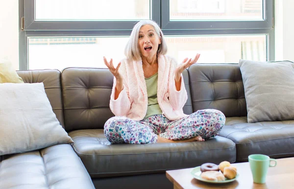 Orta Yaşlı Bir Kadın Inanılmaz Bir Sürprizle Şaşkın Şaşkın — Stok fotoğraf