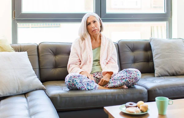 Orta Yaşlı Bir Kadın Üzgün Mızmızlanıyor Mutsuz Bir Bakışla Negatif — Stok fotoğraf