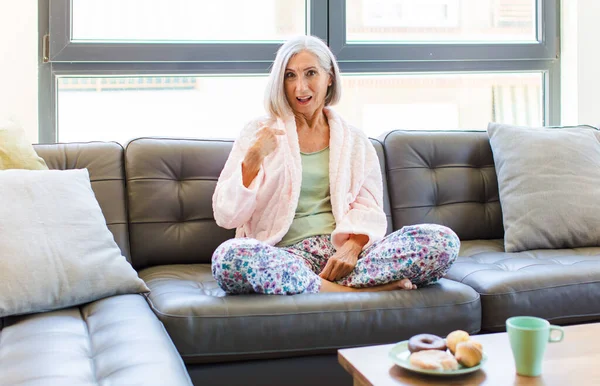 Orta Yaşlı Kadın Şok Olmuş Şaşırmış Görünüyor Ağzı Açık Kendini — Stok fotoğraf