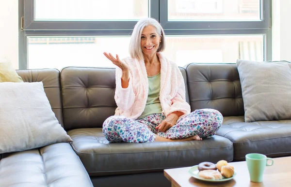 Orta Yaşlı Bir Kadın Mutlu Şaşırmış Neşeli Pozitif Bir Tavırla — Stok fotoğraf