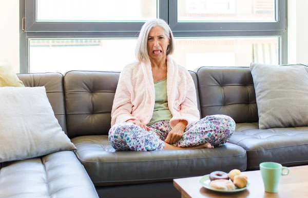 Orta Yaşlı Bir Kadın Tiksinmiş Rahatsız Olmuş Hissediyor Dilini Dışarı — Stok fotoğraf