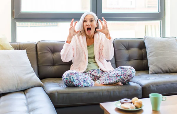 Žena Středního Věku Křičí Rukama Nad Hlavou Cítí Zuřivost Frustraci — Stock fotografie