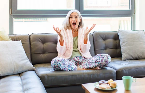 Mujer Mediana Edad Que Siente Muy Conmocionada Sorprendida Ansiosa Aterrorizada — Foto de Stock