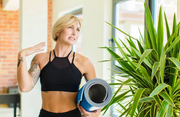 Mooie Blonde Vrouw Voelt Zich Gestrest Angstig Moe Gefrustreerd Trekken — Stockfoto