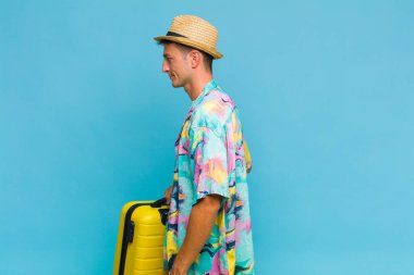 Profil görünümündeki genç yakışıklı adam ilerideki boşluğu kopyalamaya çalışıyor, düşünüyor, hayal ediyor ya da hayal kuruyor.