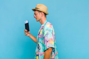 Profil görünümündeki genç yakışıklı adam ilerideki boşluğu kopyalamaya çalışıyor, düşünüyor, hayal ediyor ya da hayal kuruyor.