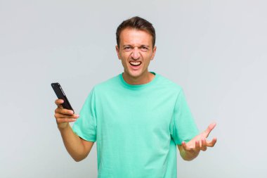 Genç yakışıklı adam sinirli, sinirli ve hayal kırıklığına uğramış görünüyor. Senin neyin var? 