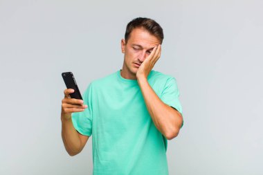 Genç ve yakışıklı bir adam yorgun, sıkıcı ve sıkıcı bir işin ardından sıkılmış, hayal kırıklığına uğramış ve uykulu hisseder.