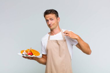 Genç yakışıklı adam kibirli, başarılı, pozitif ve gururlu görünüyor, kendini gösteriyor.