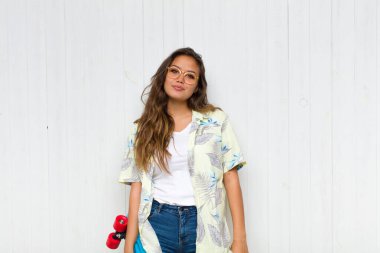 Kaykaylı güzel bir İspanyol kadın.