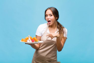 Fırıncı üniformalı güzel İspanyol kadın.