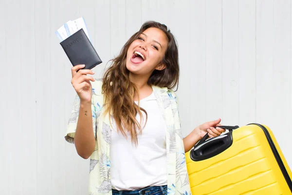 Mujer Hispana Bonita Con Pasaporte — Foto de Stock