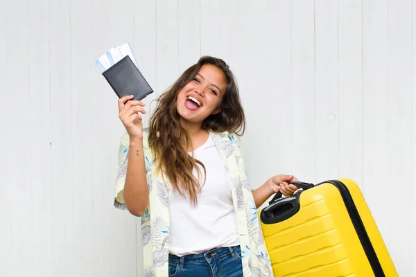 Mujer Hispana Bonita Con Pasaporte — Foto de Stock