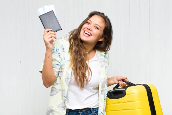 Mujer Hispana Bonita Con Pasaporte — Foto de Stock