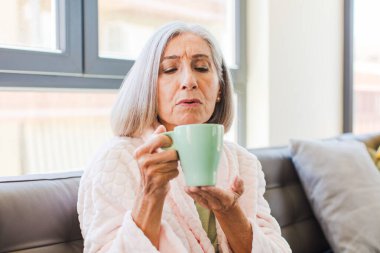 Evde orta yaşlı bir kadın.