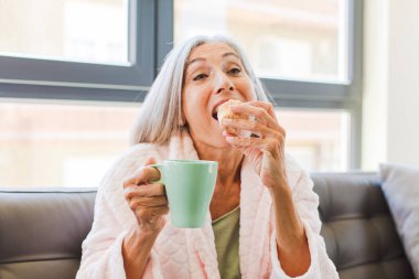 Evde orta yaşlı bir kadın.