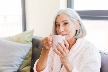 Evde orta yaşlı bir kadın.